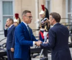 El presidente francés, Emmanuel Macron, dio la bienvenida al presidente finlandés, Alexander Stubb, a su llegada a una reunión de la Coalición de los Voluntarios en el Palacio del Elíseo en París el año pasado. Imagen ilustrativa