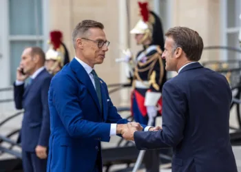 El presidente francés, Emmanuel Macron, dio la bienvenida al presidente finlandés, Alexander Stubb, a su llegada a una reunión de la Coalición de los Voluntarios en el Palacio del Elíseo en París el año pasado. Imagen ilustrativa