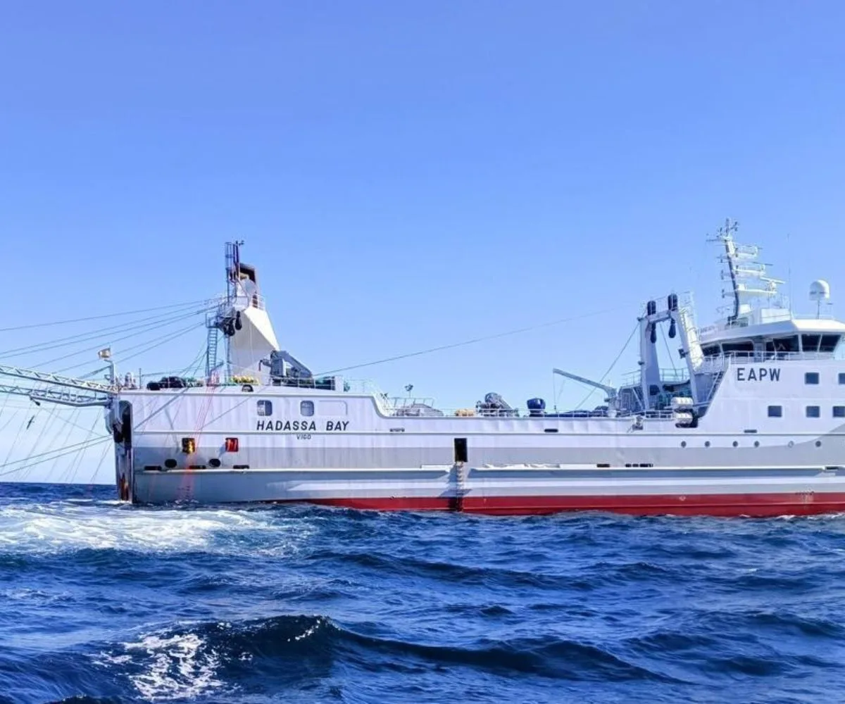 El arrastrero "Hadassa Bay" trabaja en el caladero de Malvinas