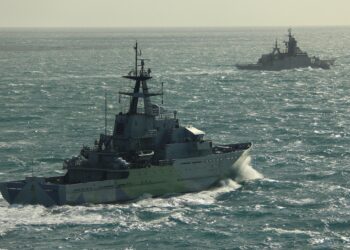 Operación de 48 horas en marzo de 2026 en la que el HMS Mersey y un helicóptero Wildcat del 815 NAS monitorearon la fragata rusa Soobrazitelny y el petrolero sancionado Anatoly Kolodkin. Créditos: Real Armada Británica.