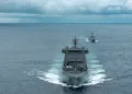 El buque de la Armada de Nueva Zelanda HMNZS Aotearoa navega en el Mar de China Meridional, mientras realiza ejercicios como parte de una actividad de cooperación marítima multilateral entre Australia, Nueva Zelanda, Filipinas y Estados Unidos, el 30 de octubre de 2025. Imagen ilustrativa