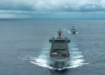 El buque de la Armada de Nueva Zelanda HMNZS Aotearoa navega en el Mar de China Meridional, mientras realiza ejercicios como parte de una actividad de cooperación marítima multilateral entre Australia, Nueva Zelanda, Filipinas y Estados Unidos, el 30 de octubre de 2025. Imagen ilustrativa
