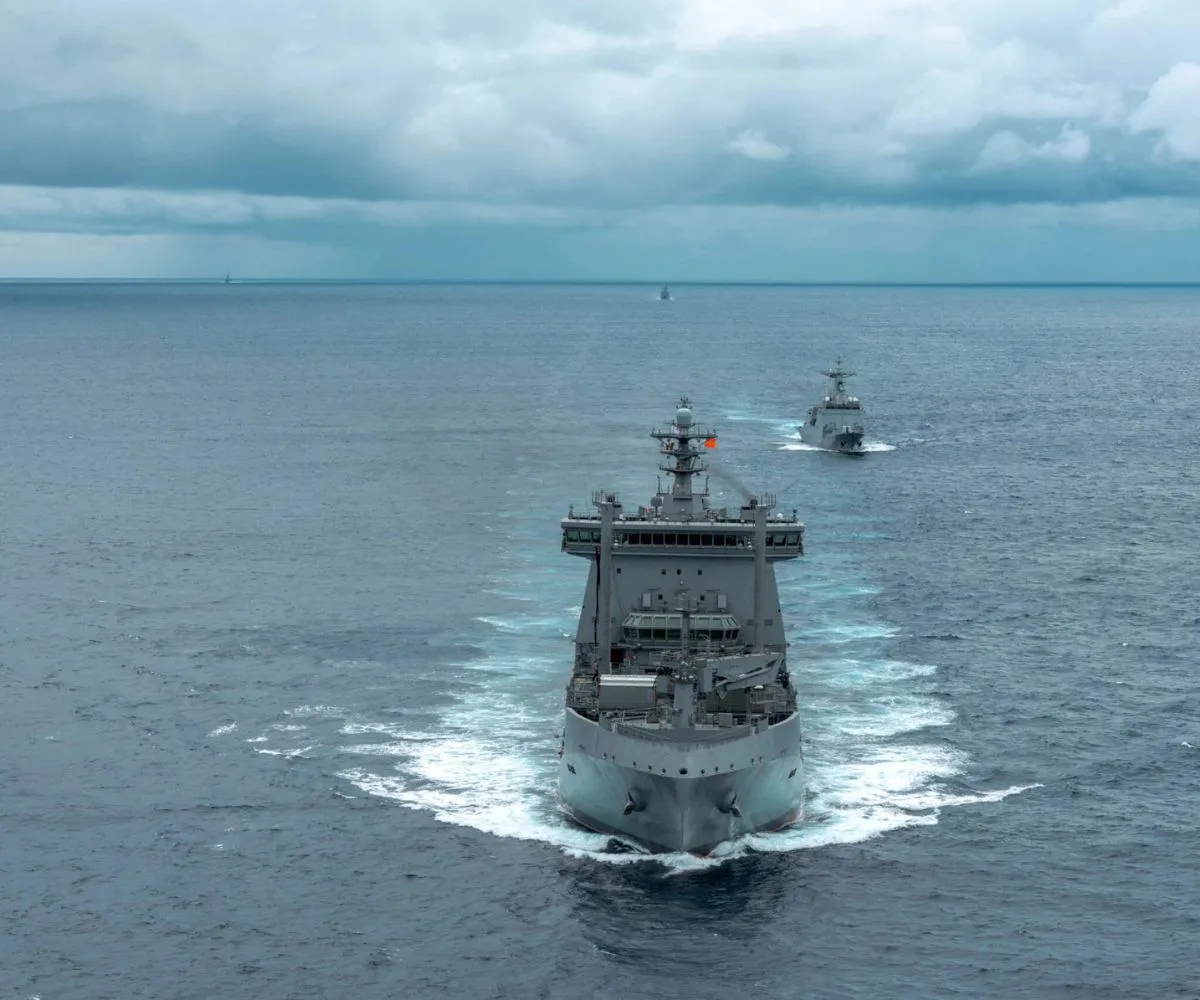 El buque de la Armada de Nueva Zelanda HMNZS Aotearoa navega en el Mar de China Meridional, mientras realiza ejercicios como parte de una actividad de cooperación marítima multilateral entre Australia, Nueva Zelanda, Filipinas y Estados Unidos, el 30 de octubre de 2025. Imagen ilustrativa
