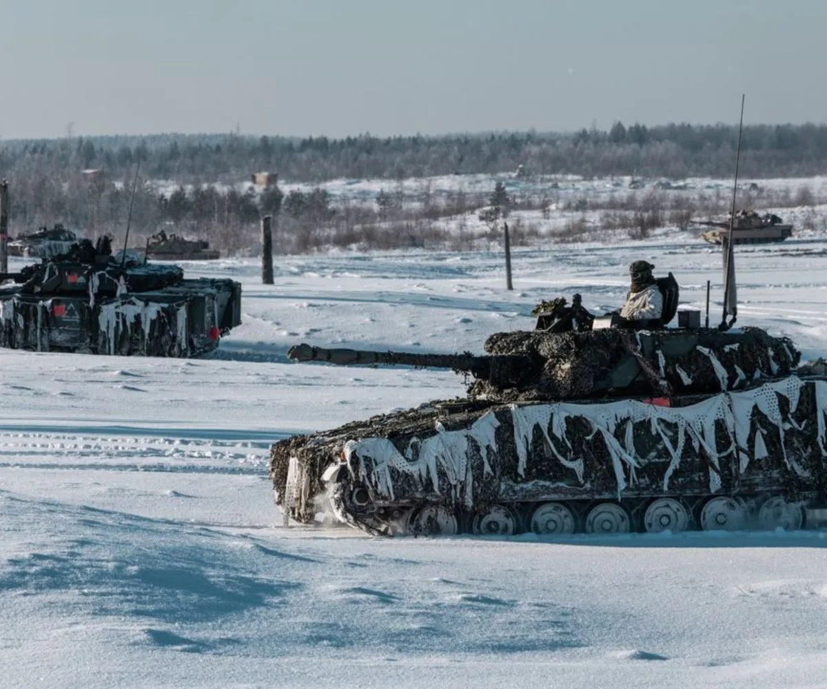 Vehículos de combate de infantería CV90 del Ejército de Estonia apoyan un contraataque de infantería cerca de Tapa, Estonia, el 5 de febrero de 2026.