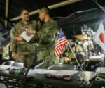 Líderes del Ejército de EE. UU. y de la Fuerza Terrestre de Autodefensa de Japón (JGSDF) realizan una sesión informativa durante el ejercicio Orient Shield 23 en el Área de Entrenamiento de Kamifurano, Hokkaido, Japón, el 14 de septiembre de 2023.