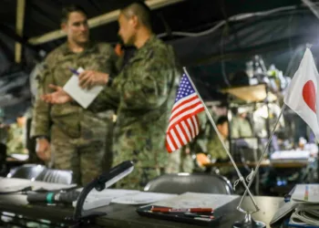 Líderes del Ejército de EE. UU. y de la Fuerza Terrestre de Autodefensa de Japón (JGSDF) realizan una sesión informativa durante el ejercicio Orient Shield 23 en el Área de Entrenamiento de Kamifurano, Hokkaido, Japón, el 14 de septiembre de 2023.