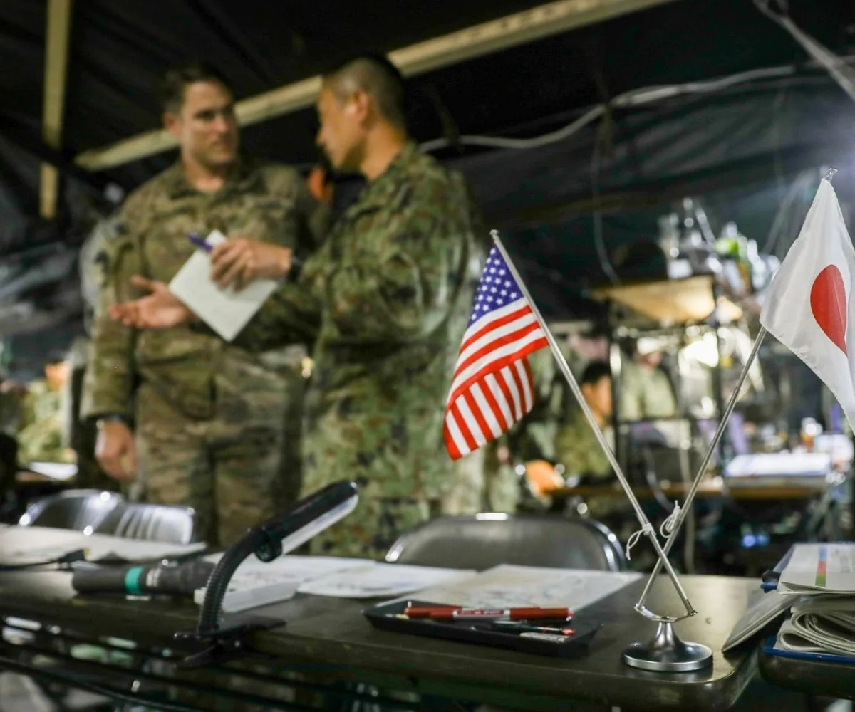 Líderes del Ejército de EE. UU. y de la Fuerza Terrestre de Autodefensa de Japón (JGSDF) realizan una sesión informativa durante el ejercicio Orient Shield 23 en el Área de Entrenamiento de Kamifurano, Hokkaido, Japón, el 14 de septiembre de 2023.