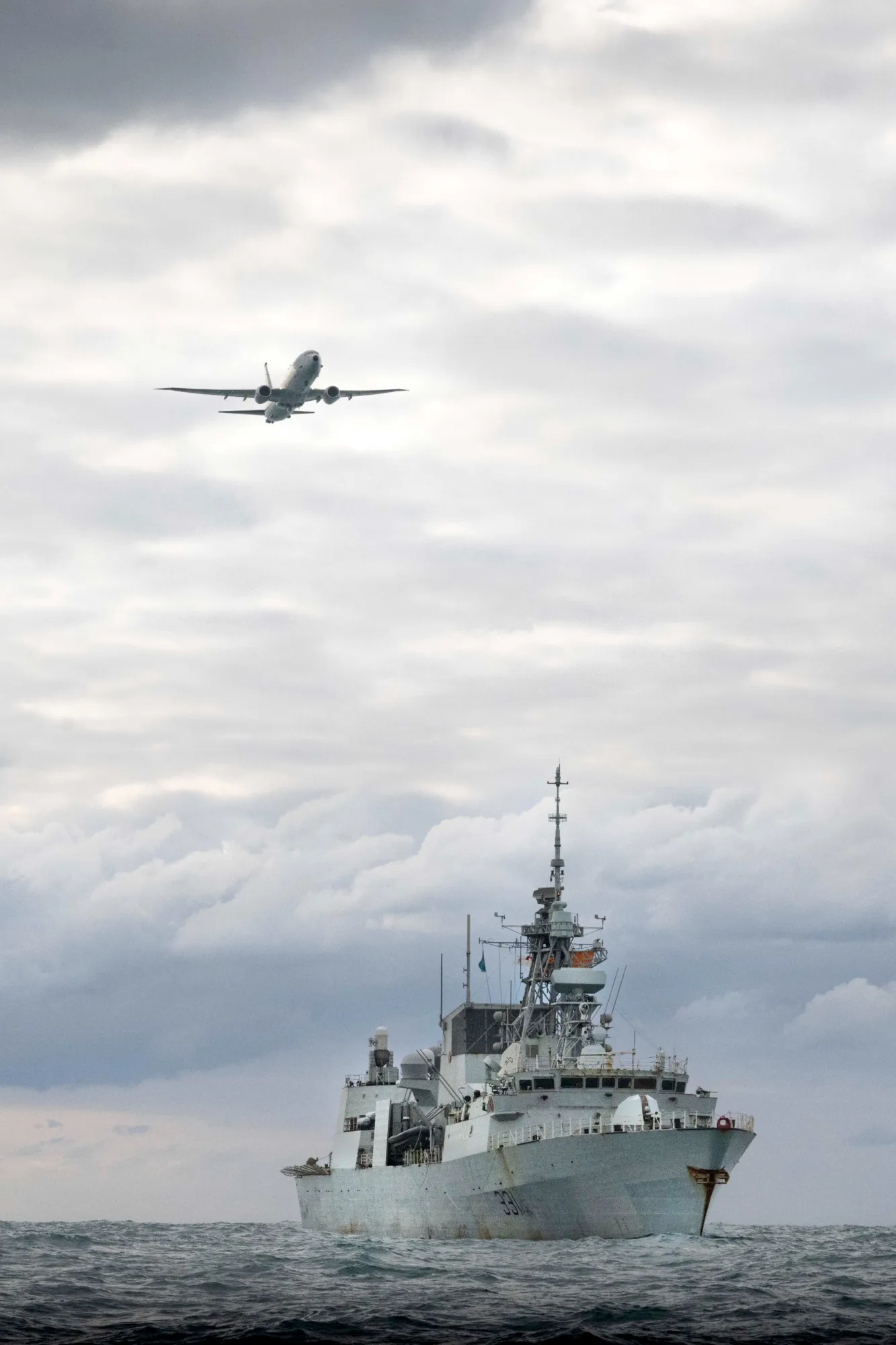 Avión P-8A Poseidon de la Real Fuerza Aérea Australiana realizando vigilancia aérea junto al buque canadiense HMCS Vancouver. Créditos: RAAF.