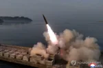 Corea del Norte probó el misil balístico táctico superficie-superficie Hwasong-11 Ra en un lugar no especificado el 19 de abril de 2026 para verificar las características y la potencia de una ojiva de bomba de racimo y una ojiva de mina de fragmentación, según una fotografía difundida al día siguiente por la agencia oficial de noticias norcoreana KCNA. Créditos: Yonhap.