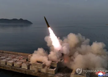 Corea del Norte probó el misil balístico táctico superficie-superficie Hwasong-11 Ra en un lugar no especificado el 19 de abril de 2026 para verificar las características y la potencia de una ojiva de bomba de racimo y una ojiva de mina de fragmentación, según una fotografía difundida al día siguiente por la agencia oficial de noticias norcoreana KCNA. Créditos: Yonhap.