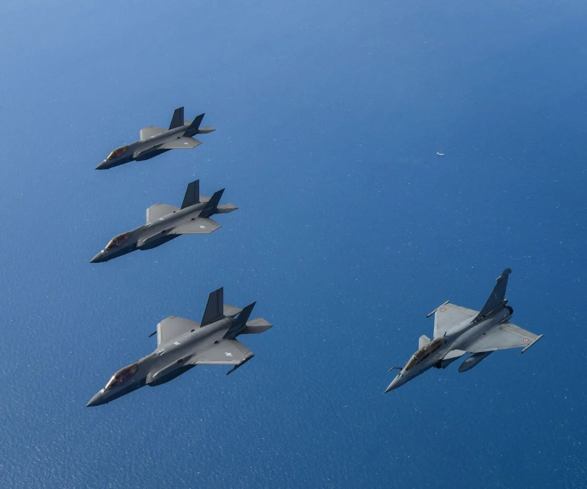 Tres cazas furtivos F-35A de la Fuerza Aérea de la República de Corea operan en formación junto a un caza polivalente Dassault Rafale de la Fuerza Aérea y del Espacio francesa en el marco de los ejercicios aéreos conjuntos entre ambas fuerzas.