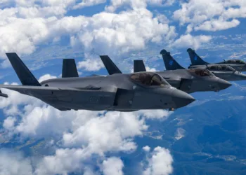 Cazas furtivos F-35A de la Fuerza Aérea de Corea del Sur vuelan en formación junto a aviones de combate de la Fuerza Aérea y del Espacio francesa, durante el ejercicio aéreo conjunto desarrollado entre el 15 y el 17 de septiembre de 2026 entre ambos países