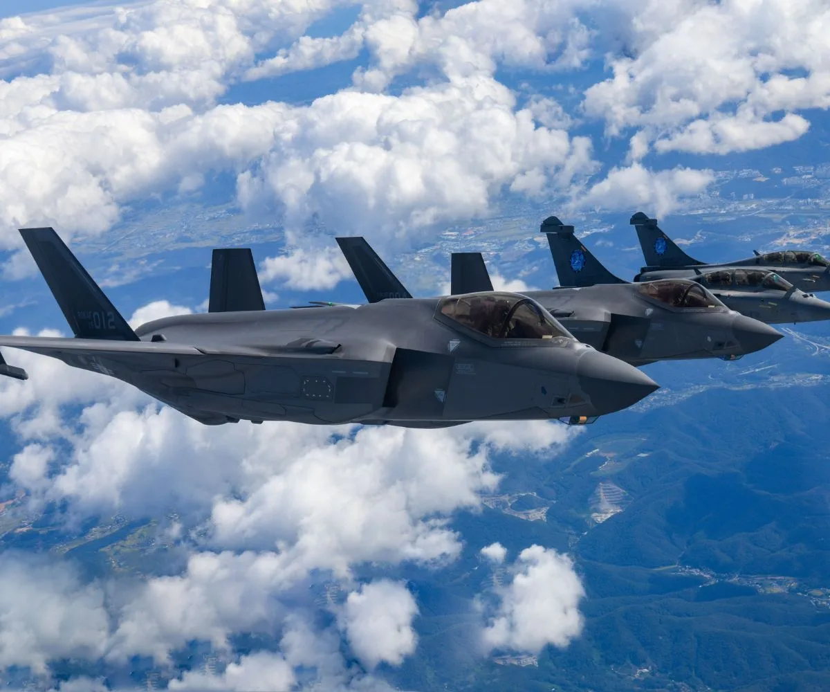 Cazas furtivos F-35A de la Fuerza Aérea de Corea del Sur vuelan en formación junto a aviones de combate de la Fuerza Aérea y del Espacio francesa, durante el ejercicio aéreo conjunto desarrollado entre el 15 y el 17 de septiembre de 2026 entre ambos países