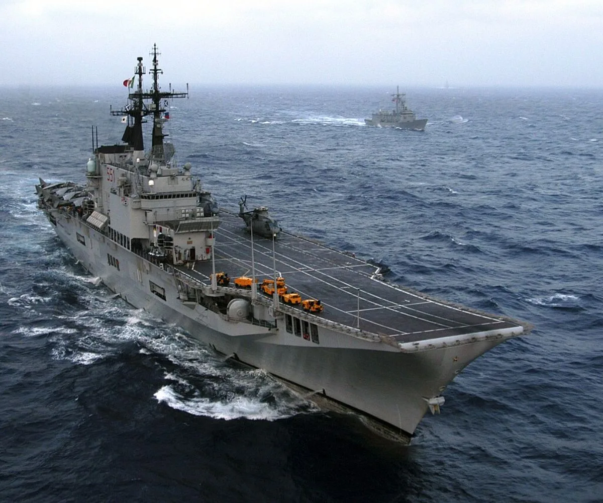 El portaaviones italiano ITS Giuseppe Garibaldi (C 551) y la fragata turca TCG Gediz (F 495) navegan por el océano Atlántico mientras participan en el ejercicio Majestic Eagle 2004. Imagen ilustrativa