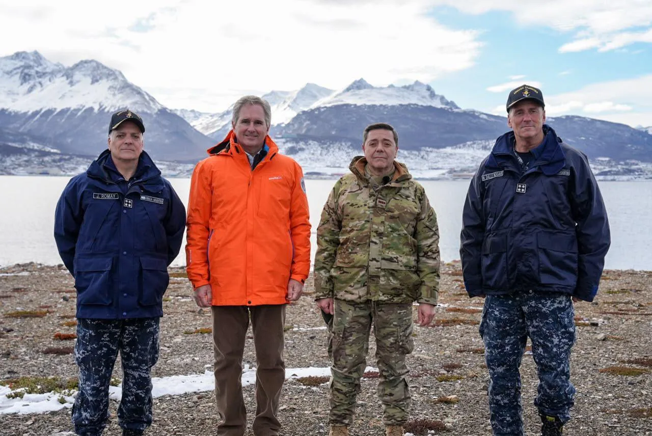 El Jefe de la Armada Argentina, Almirante Juan Carlos Romay, el Canciller, Pablo Quirno, el Ministro de Defensa Carlos Alberto Presti y el Jefe del Estado Mayor Conjunto, Vicealmirante Marcelo Dalle Nogare recorren la futura Base Naval Integral Argentina en Tierra del Fuego. Crédito: Pablo Quirno via X