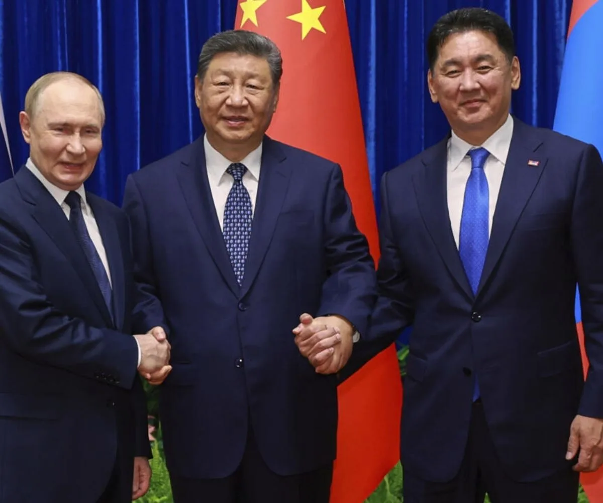 El presidente ruso, Vladimir Putin, el presidente chino, Xi Jinping, y el presidente mongol, Ukhnaagiin Khurelsukh, se estrechan la mano durante una sesión de fotografías familiares, antes de su reunión trilateral en el Gran Salón del Pueblo, en Beijing, el martes 2 de septiembre de 2025
