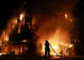 Incendio en el centro comercial Intrade, tras un ataque con drones rusos en Zaporiyia, en Ucrania, el lunes 21 de septiembre