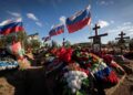 Las tumbas de los caídos durante la guerra de Rusia contra Ucrania, en el cementerio militar del sur, situado en las afueras de San Petersburgo. Créditos: Getty Images.