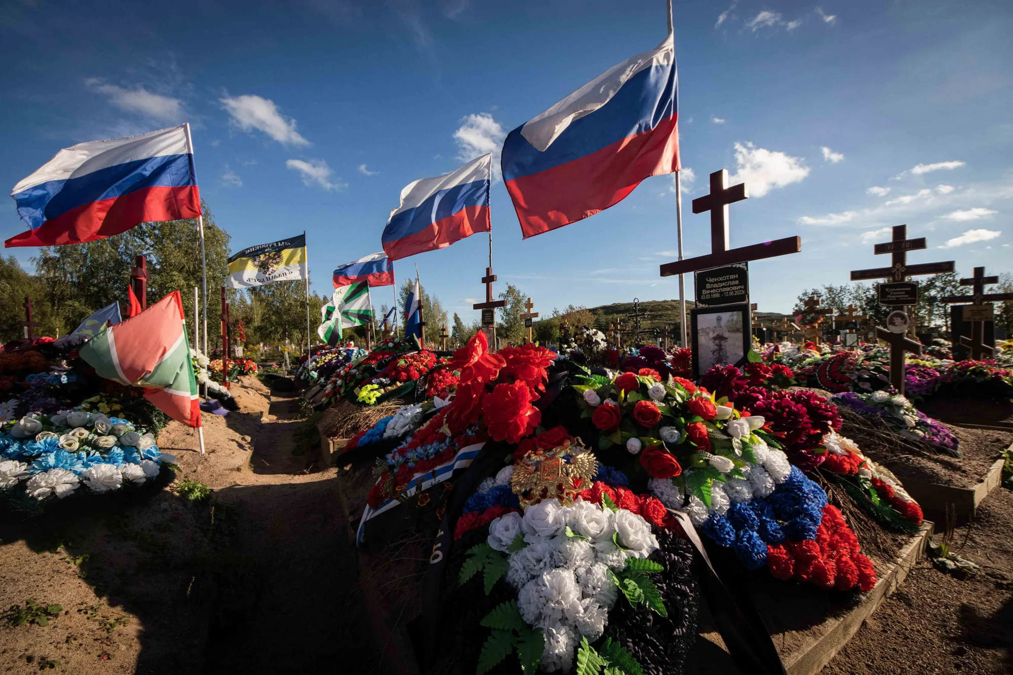 Las tumbas de los caídos durante la guerra de Rusia contra Ucrania, en el cementerio militar del sur, situado en las afueras de San Petersburgo. Créditos: Getty Images.