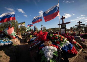Las tumbas de los caídos durante la guerra de Rusia contra Ucrania, en el cementerio militar del sur, situado en las afueras de San Petersburgo. Créditos: Getty Images.