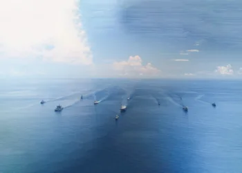 Formación naval multinacional navegando en el Mar del Oeste Filipino durante un ejercicio de seguridad marítima del ADMM-Plus. Créditos: Armada Filipina.