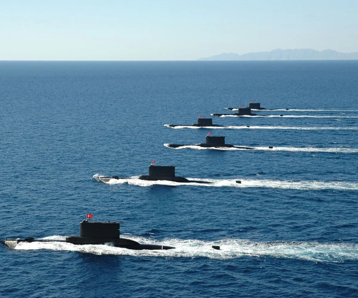 Submarinos Tipo 209 de la Armada de Turquía avanzan en una formación escalonada durante ejercicios navales estratégicos. Imagen ilustrativa