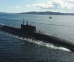 El submarino nuclear ruso K-329 Belgorod navegando en superficie durante pruebas en el mar