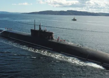 El submarino nuclear ruso K-329 Belgorod navegando en superficie durante pruebas en el mar