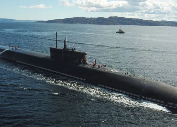 El submarino nuclear ruso K-329 Belgorod navegando en superficie durante pruebas en el mar