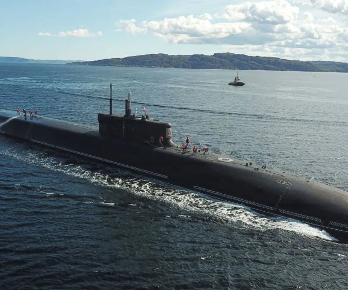 El submarino nuclear ruso K-329 Belgorod navegando en superficie durante pruebas en el mar