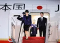 Primera Ministra Takaichi desembarca del avión oficial del gobierno japonés (Japan Air Force One). Créditos: Oficina del Primer Ministro de Japón.