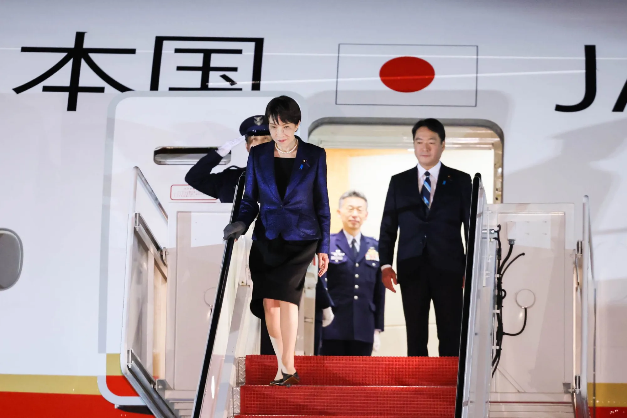 Primera Ministra Takaichi desembarca del avión oficial del gobierno japonés (Japan Air Force One). Créditos: Oficina del Primer Ministro de Japón.