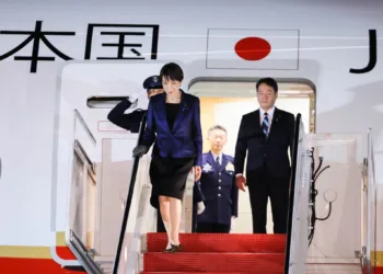 Primera Ministra Takaichi desembarca del avión oficial del gobierno japonés (Japan Air Force One). Créditos: Oficina del Primer Ministro de Japón.