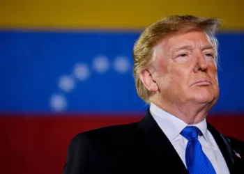 Donald Trump en un evento en Miami en el año 2019, con la bandera de Venezuela de fondo