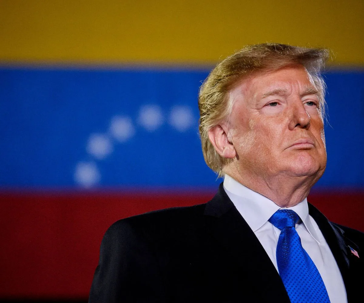 Donald Trump en un evento en Miami en el año 2019, con la bandera de Venezuela de fondo