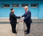 El presidente de Estados Unidos, Donald Trump, saluda a Kim Jong-un, líder de Corea del Norte. Imagen ilustrativa