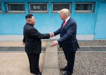 El presidente de Estados Unidos, Donald Trump, saluda a Kim Jong-un, líder de Corea del Norte. Imagen ilustrativa