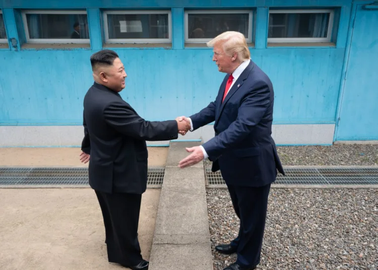 El presidente de Estados Unidos, Donald Trump, saluda a Kim Jong-un, líder de Corea del Norte. Imagen ilustrativa