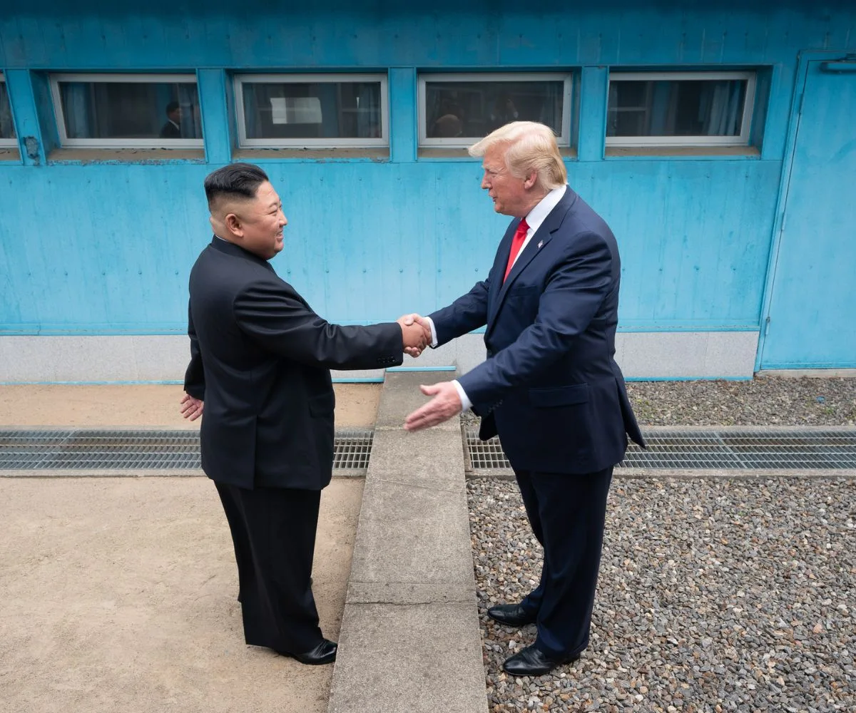 El presidente de Estados Unidos, Donald Trump, saluda a Kim Jong-un, líder de Corea del Norte. Imagen ilustrativa