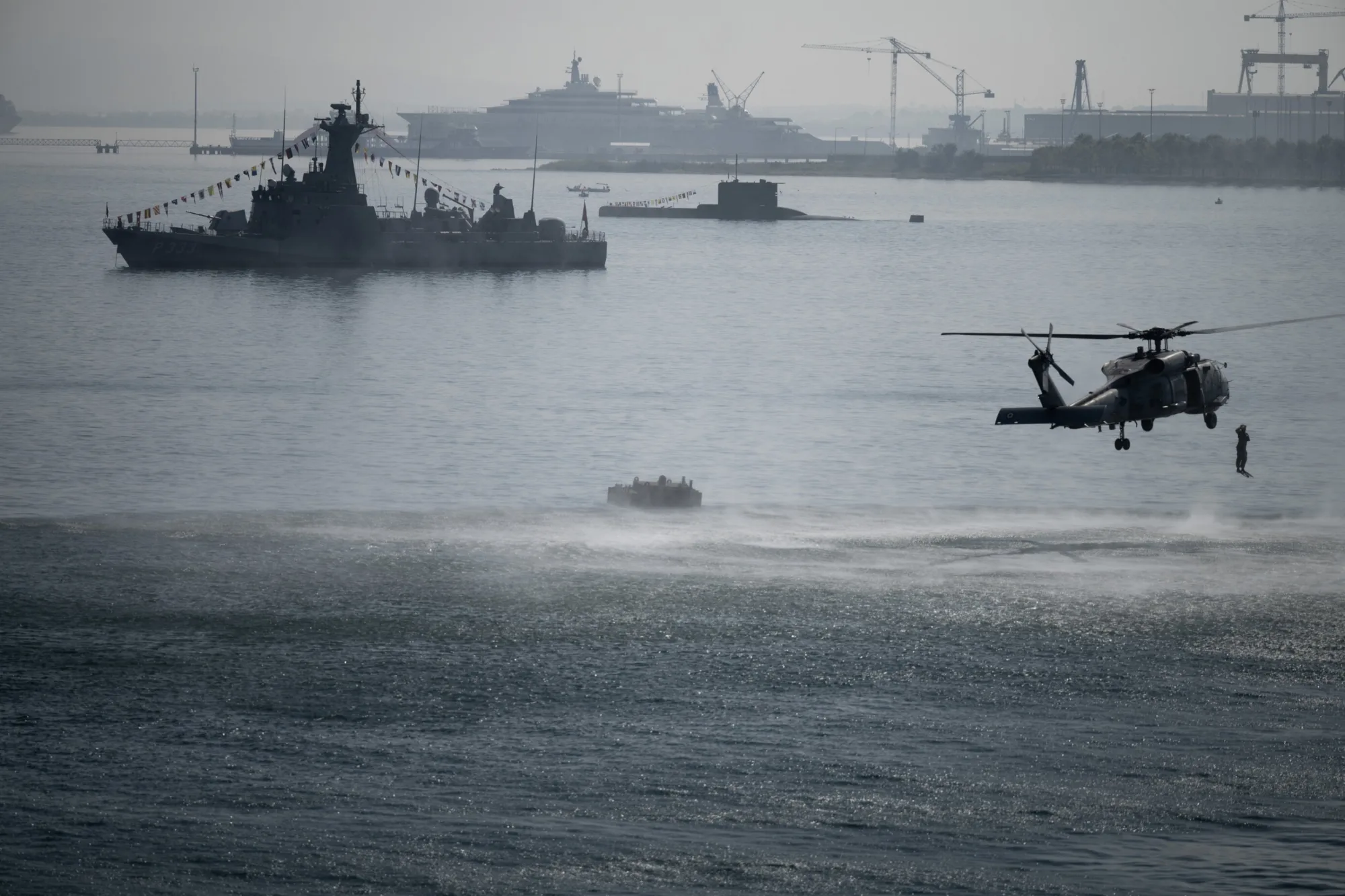 Buques de guerra, submarinos, helicópteros y equipos de asalto y defensa de la armada turca participan en el festival Teknofest Blue Homeland, en Kocaeli, al noroeste de Turquía, el 23 de agosto de 2026. (Foto AA)