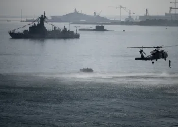 Buques de guerra, submarinos, helicópteros y equipos de asalto y defensa de la armada turca participan en el festival Teknofest Blue Homeland, en Kocaeli, al noroeste de Turquía, el 23 de agosto de 2026. (Foto AA)