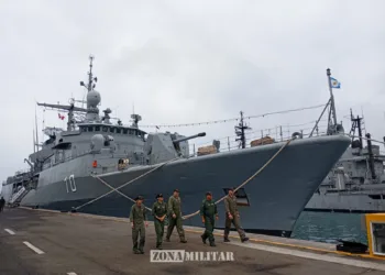 Zona Militar muestra su cobertura en la Base Naval del Callao, Perú, durante la ceremonia inaugural del Ejercicio Multinacional UNITAS 2026. Representando a Argentina asiste el destructor ARA Almirante Brown (D-10). Créditos: Zona Militar.