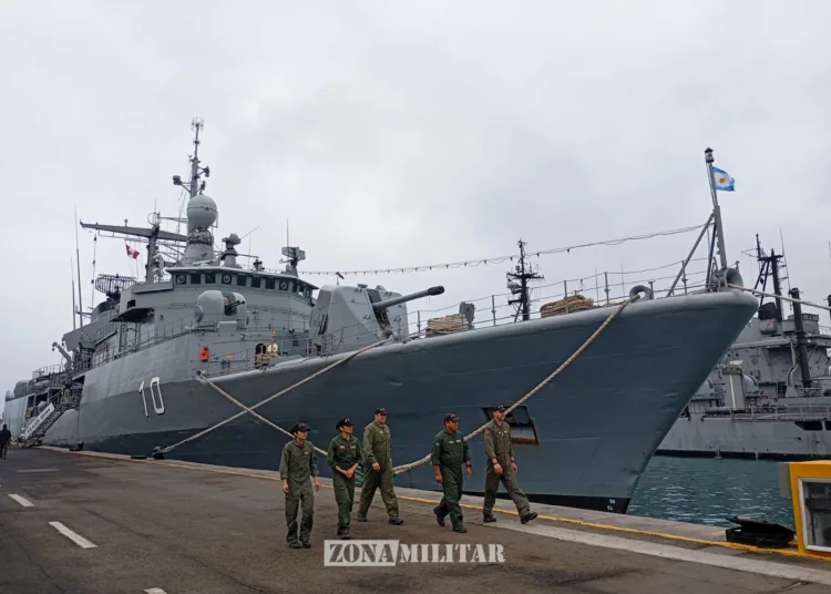 Zona Militar muestra su cobertura en la Base Naval del Callao, Perú, durante la ceremonia inaugural del Ejercicio Multinacional UNITAS 2026. Representando a Argentina asiste el destructor ARA Almirante Brown (D-10). Créditos: Zona Militar.