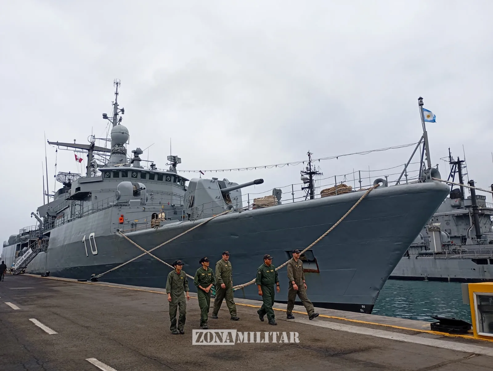 Zona Militar muestra su cobertura en la Base Naval del Callao, Perú, durante la ceremonia inaugural del Ejercicio Multinacional UNITAS 2026. Representando a Argentina asiste el destructor ARA Almirante Brown (D-10). Créditos: Zona Militar.