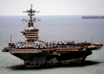 El portaaviones USS Abraham Lincoln de la Armada de los Estados Unidos llega al puerto de Laem Chabang, en Chonburi, Tailandia, el miércoles 2 de septiembre de 2026. (Foto AP/Sakchai Lalit)