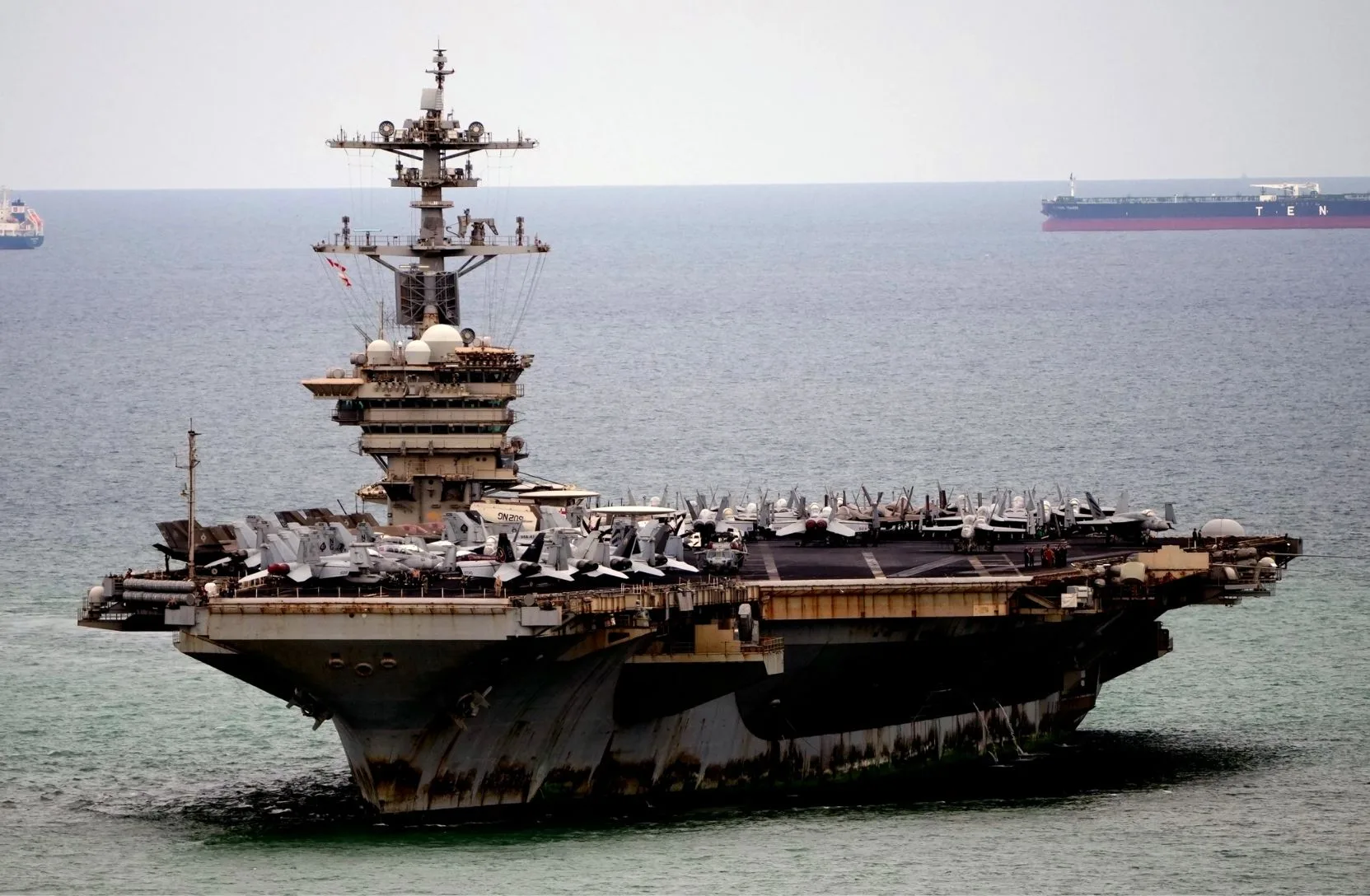 El portaaviones USS Abraham Lincoln de la Armada de los Estados Unidos llega al puerto de Laem Chabang, en Chonburi, Tailandia, el miércoles 2 de septiembre de 2026. (Foto AP/Sakchai Lalit)