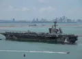 El portaaviones USS Abraham Lincoln, de la clase Nimitz de la Armada de los Estados Unidos, navega hacia el puerto de Laem Chabang antes de atracar para una parada de descanso tras un largo despliegue en el Medio Oriente, con el horizonte de Pattaya como telón de fondo, en la provincia de Chonburi, Tailandia, el 2 de septiembre de 2026. REUTERS/Chalinee Thirasupa
