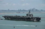 El portaaviones USS Abraham Lincoln, de la clase Nimitz de la Armada de los Estados Unidos, navega hacia el puerto de Laem Chabang antes de atracar para una parada de descanso tras un largo despliegue en el Medio Oriente, con el horizonte de Pattaya como telón de fondo, en la provincia de Chonburi, Tailandia, el 2 de septiembre de 2026. REUTERS/Chalinee Thirasupa