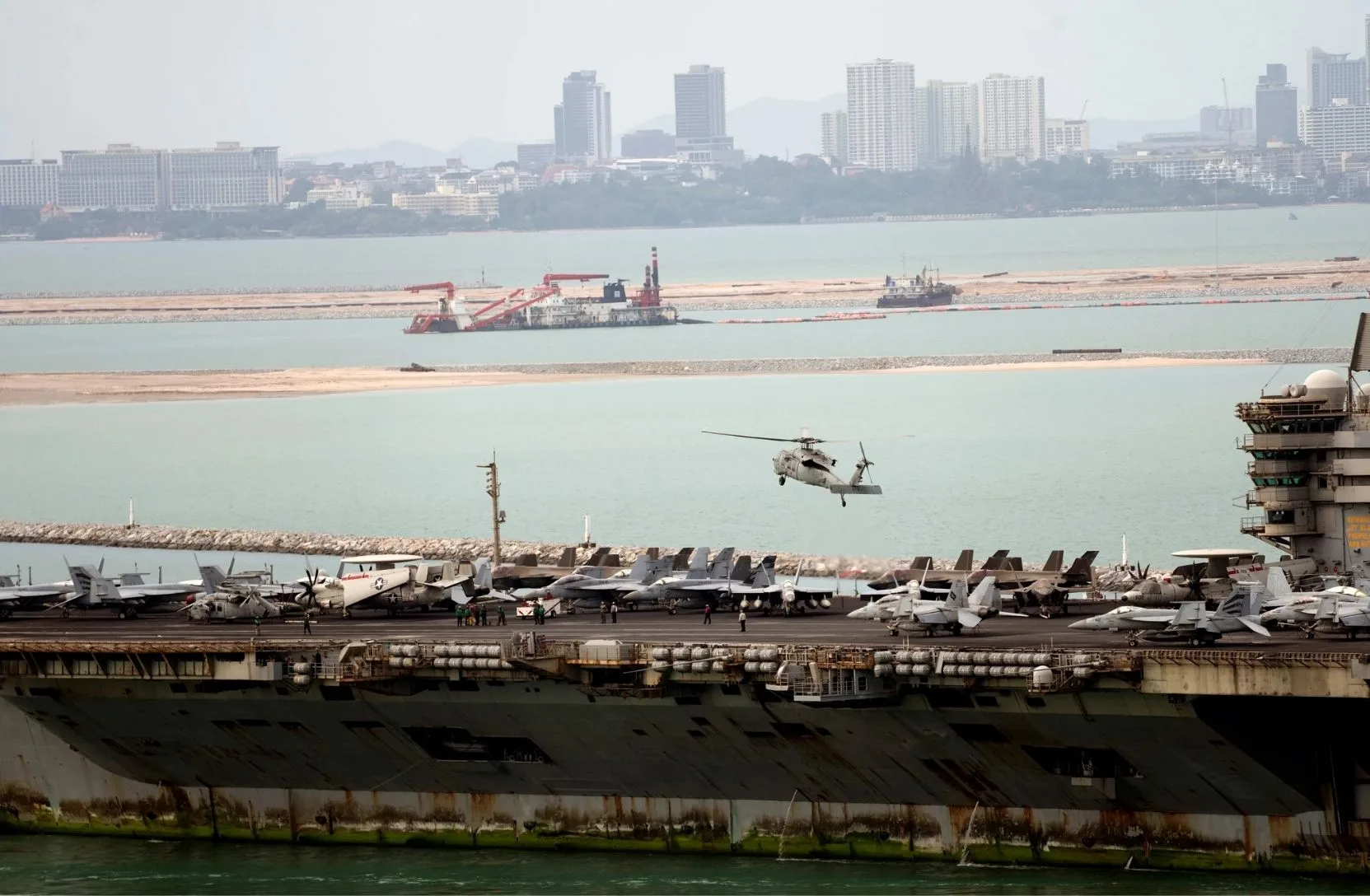 El portaaviones USS Abraham Lincoln de la Armada de los Estados Unidos llega al puerto de Laem Chabang, en Chonburi, Tailandia, el miércoles 2 de septiembre de 2026. (Foto AP/Sakchai Lalit)