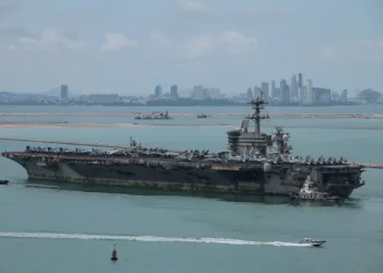 El portaaviones USS Abraham Lincoln, de la clase Nimitz de la Armada de los Estados Unidos, navega hacia el puerto de Laem Chabang antes de atracar para una parada de descanso tras un largo despliegue en el Medio Oriente, con el horizonte de Pattaya como telón de fondo, en la provincia de Chonburi, Tailandia, el 2 de septiembre de 2026. REUTERS/Chalinee Thirasupa